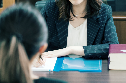 会議テーブルで書類を検討しているビジネスマンと女性